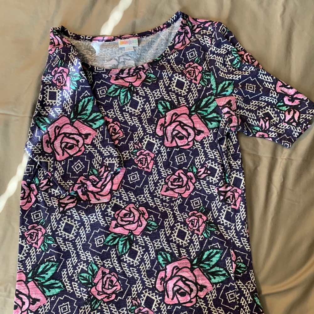 LuLaRoe Gigi shirt